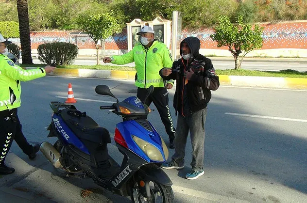 Motorunun bağlanacağını öğrenen sürücü çılgına döndü tehdit etti! "Kendimi yakarım"