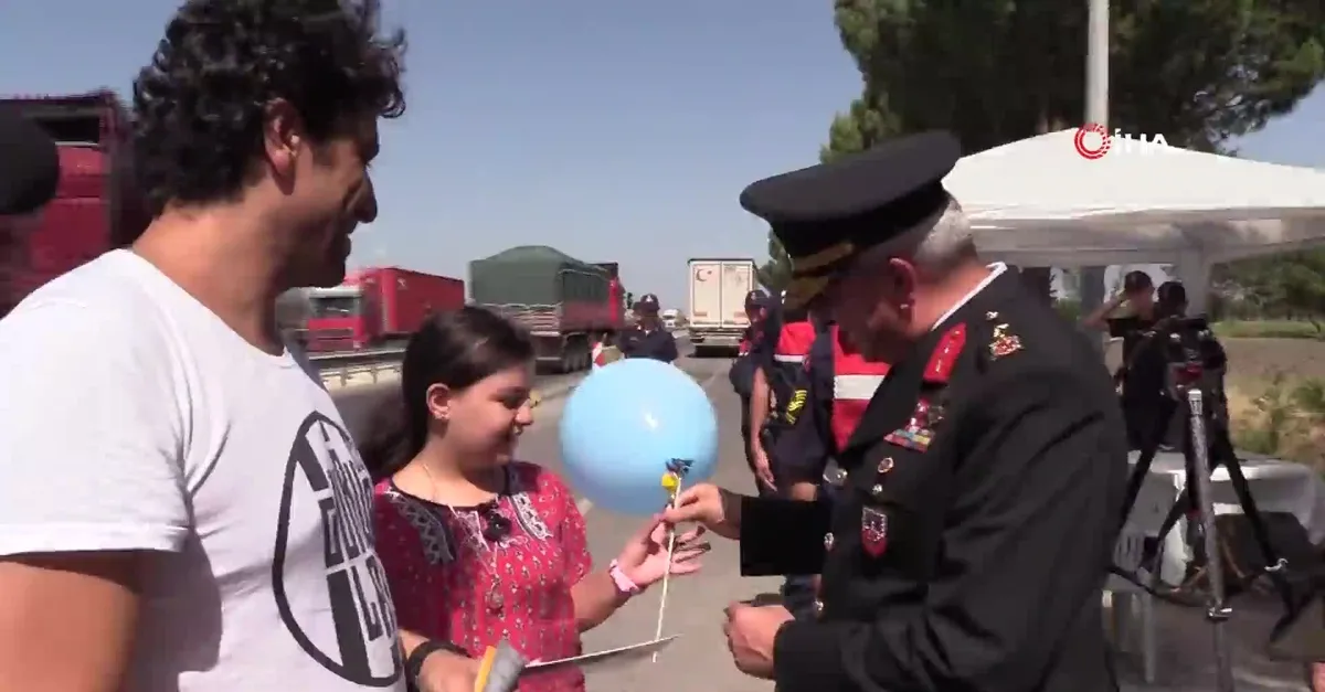 Sürücüleri şaşırtan uygulama! Jandarma'dan yorulan sürücülere çay ikramı