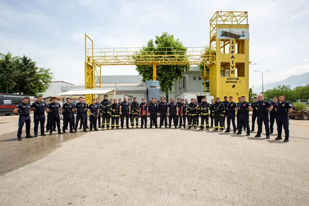 yeni-itfaiyeciler-goreve-boyle-hazirlaniyor-onlarin-her-egitimi-gercek-gibi-tatbikat-1684745660251.jpg Yeni itfaiyeciler göreve böyle hazırlanıyor! Onların her eğitimi gerçek gibi tatbikat-4