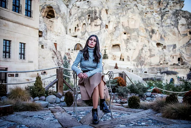 Burcu Kıratlı, Külliye'deki davete hazırlanıyor-11