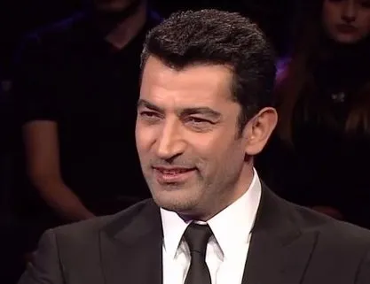 Dur işaretinin mucidi olan ve polisler için trafik yönetmeliği el kitabını yazan William Phelps Eno için hangi bilgi doğrudur?