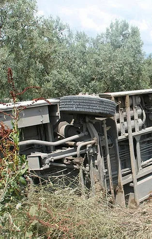 Bursa'da kontrolden çıkan midibüs zeytinliğe devrildi! Yaralılar var