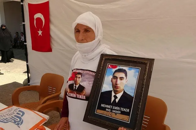 Muş'ta oğlu dağa kaçırılan anne Gülbahar Teker HDP binası önünde eylem yaptı!