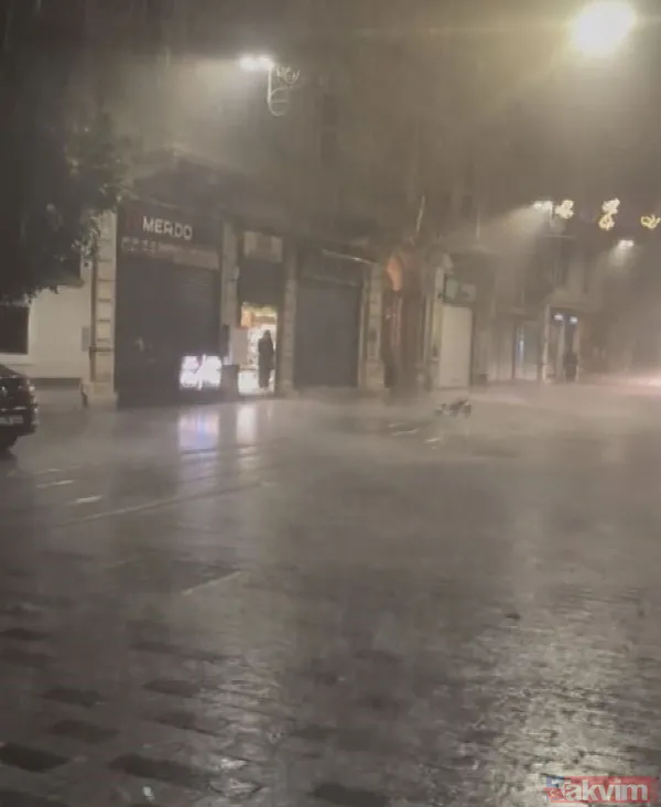 İstanbul'da yağmur etkisi! İstiklal'i su bastı Vatan Caddesi'nde yol çöktü... En çok o ilçeye yağdı - 16