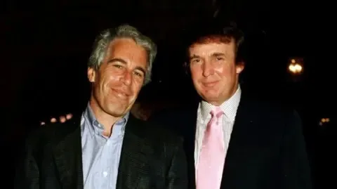 epstein-sorusu-ortaligi-karistirdi-donald-trumptan-gazeteciye-domuzcuk-cikisi-1763487600354.jpeg Epstein sorusu ortalığı karıştırdı: Donald Trump'tan gazeteciye "domuzcuk" çıkışı-3
