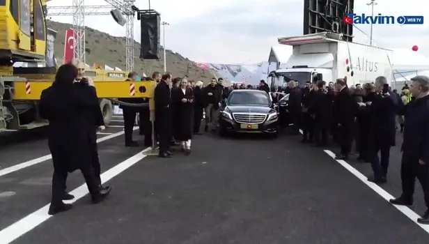 Başkan Erdoğan Menemen-Aliağa-Çandarlı otoyolunda makam aracının direksiyonuna geçti