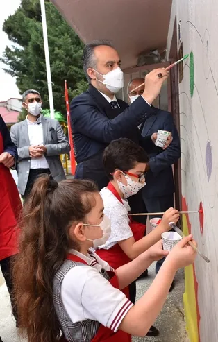 Bursa'da köy okulunda bayram havası! Başkan Aktaş öğrencilerle beraber okulu boyadı
