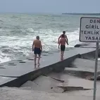 Kadıköy’de 3 yüzücünün bacakları kırıldı!