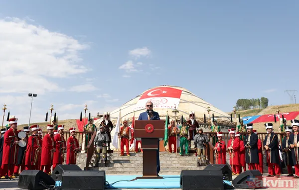 Malazgirt Zaferi'nin 951. yıl dönümünde Ahlat'tan coşku dolu kareler! Başkan Erdoğan ve Devlet Bahçeli Selçuklu mezarını ziyaret etti - 25