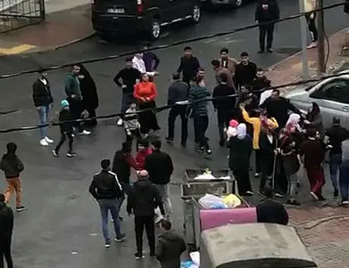 Çocuklar başlattı aileler birbirine girdi! Ortalık savaş alanına döndü