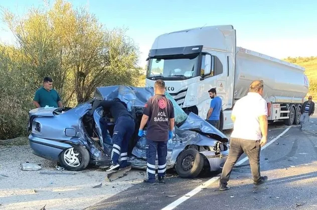 Kamyon ile otomobil çarpıştı: 4 ölü, 1 yaralı