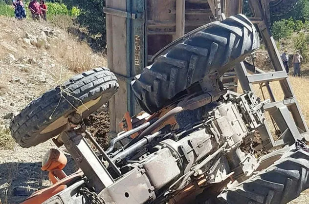 Kütahya'da traktör devrildi: 6 yaralı!