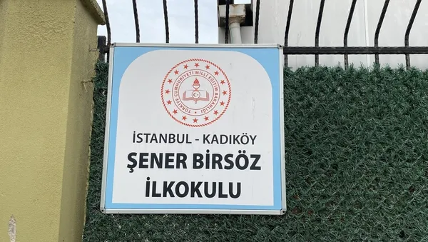 istanbul-kadikoyde-bir-ogretmen-siddeti-daha-okul-muduru-ak-ogrencinin-kulaklarini-cekti-iste-o-anlar-1640599157125.jpg