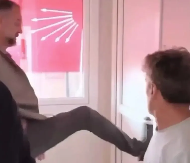 1785087434400.jpeg CHP Düzce İl Başkanlığı'nda olaylı gün! Özel ve İmamoğlu'nun pankartları yırtıldı-2