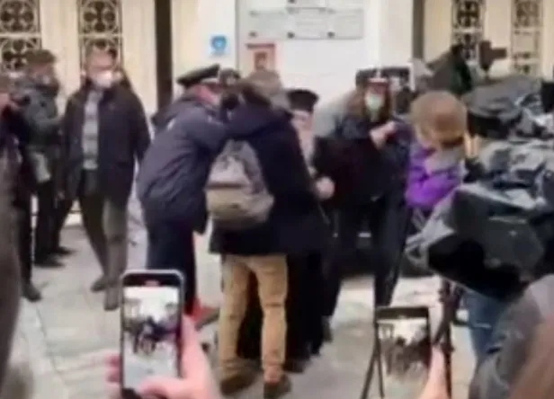 yunanistanda-papa-francise-sok-ortodoks-rahip-bombaladi-papa-sen-bir-kafirsin-1638648066587.jpg Yunanistan'da Papa Francis’e şok! Ortodoks rahip bombaladı: Papa Sen bir kafirsin-4