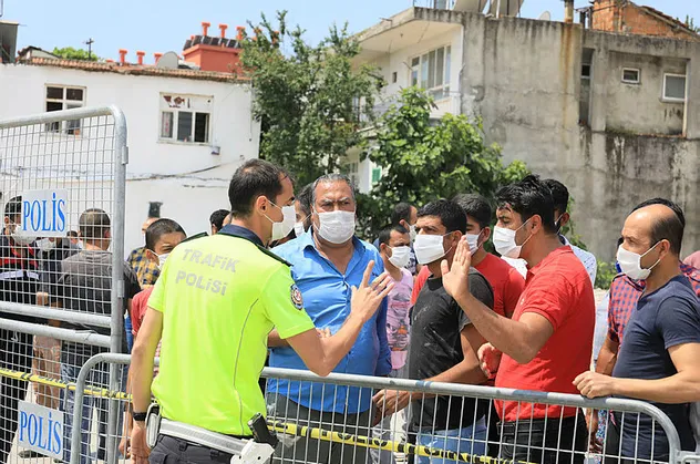 Antalya'da karantina süresi 1 hafta daha uzatılınca bütün mahalle ayaklandı!