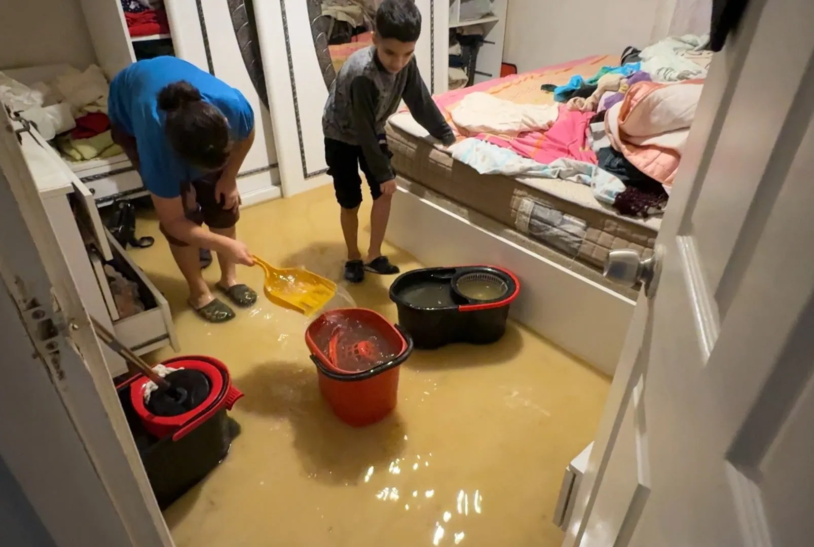 Daireyi kanalizasyon suyu bastı!