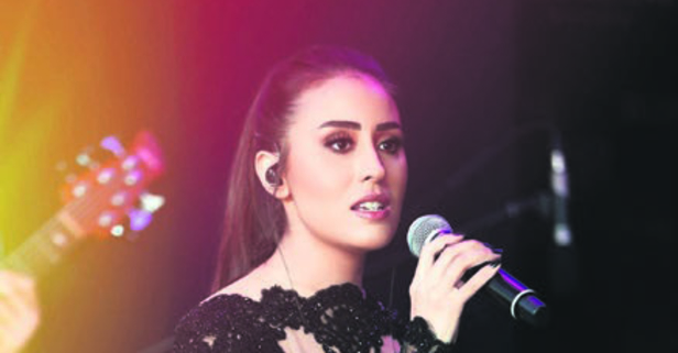 Hande Ünsal özel tasarım kıyafeti ile büyüledi