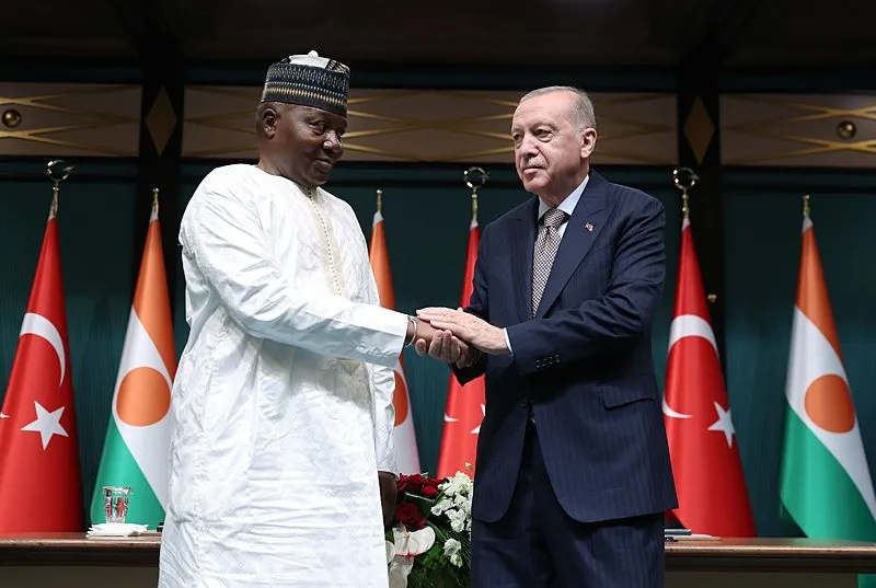 afrika-ile-kazan-kazan-baskan-erdogan-ve-nijer-cumhurbaskani-tchiani-imzalari-atti-erdogan-bize-destek-veriyor-1780582954508.jpeg Afrika ile kazan kazan! Başkan Erdoğan ve Nijer Cumhurbaşkanı Tchiani imzaları attı | "Erdoğan bize destek veriyor"-3