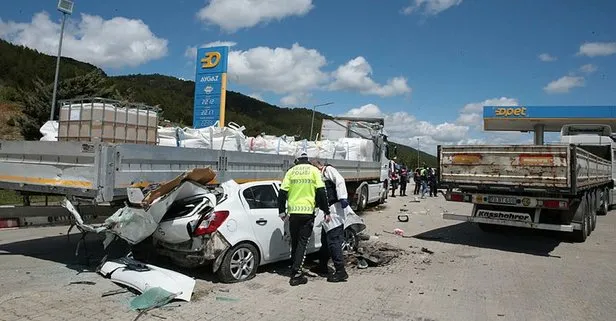 Katliam gibi kaza! Tırların arasına girdi hurdaya döndü