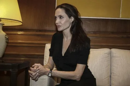 Angelina Jolie çocuklarıyla yemek yedi-11
