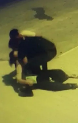 Osmaniye'de bir kişi tartıştığı eşine sokak ortasında kafa attı!