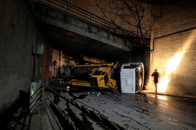 İstanbul'da vinç devrildi! Yol kapandı