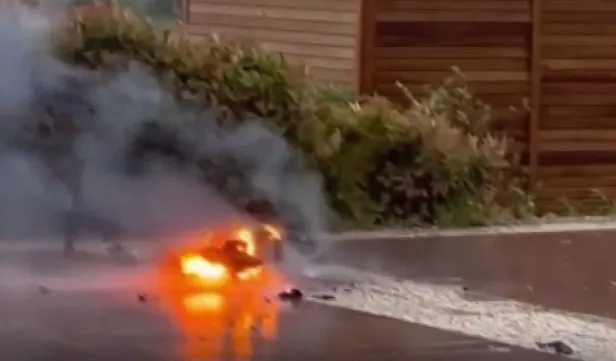 elektrikli-scooter-bir-anda-alev-aldi-patlama-ani-saniye-saniye-kamerada-1652941327367.jpg