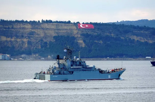Rus savaş gemisi Çanakkale Boğazı'ndan geçti