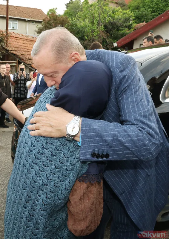Vefalı lider! Başkan Erdoğan 85 yaşındaki eski komşusu Binnaz Baloğlu'nu ziyaret edip hayır duasını aldı - 6