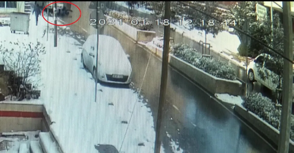Dehşet anları kamerada! Kayan minibüsü durdurmak isteyince olanlar oldu