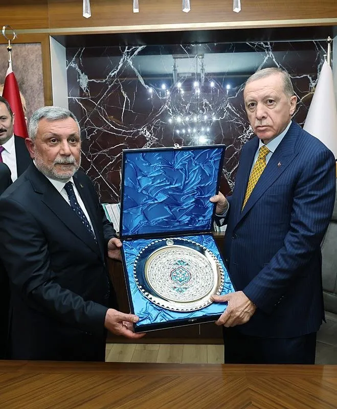 Başkan ve AK Parti Genel Başkanı Recep Tayyip Erdoğan, çeşitli programları kapsamında geldiği Elazığ'da, partisinin il başkanlığını ziyaret etti. AK Parti Elazığ İl Başkanı Şerafettin Yıldırım, Erdoğan'a hediye takdim etti.