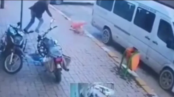 1639002274963.jpg Köpeğin başına gelmeyen kalmadı! Minibüs ezdi sonra dubayla vurdular-4