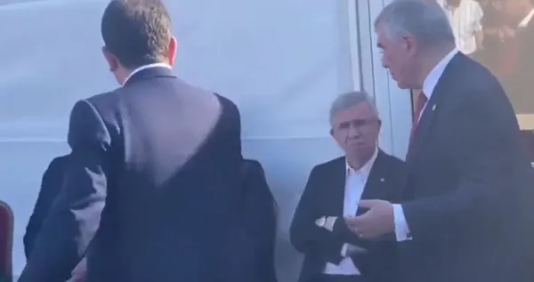 kavga-gunyuzune-cikti-yavas-imamoglunun-selamina-yuz-cevirdi-1653156611113.jpeg Kavga günyüzüne çıktı! Yavaş, İmamoğlu'nu görünce kafasını çevirdi-3