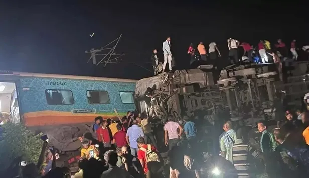 hindistanda-meydana-gelen-tren-kazasinda-50-kisi-hayatini-kaybetti-1685725575555.jpeg