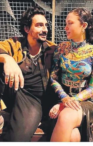 Melisa Şenolsun ile Umut Evirgen Instagram'da aşk şovu yaptı