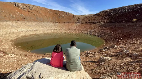 Keban Baraj Gölü'nde sular çekilince dev obruk ortaya çıktı! Meteor düşmesi sonucu oluştuğuna inanılıyor - 1