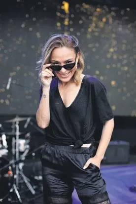 1631310683093.jpeg Hadise mavi elbisesi ile beğeni topladı! Gören dönüp bir daha baktı-5