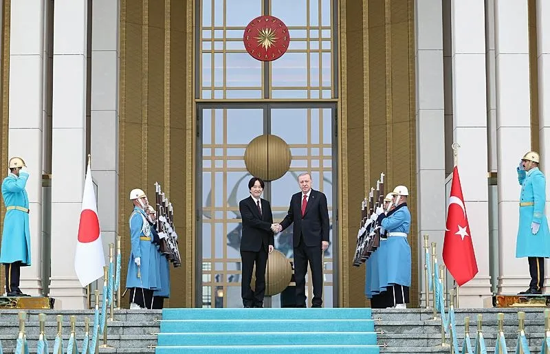 Başkan Erdoğan ve Prens, merdivenlerde Türk ve Japonya bayrakları önünde tokalaşarak basın mensuplarına poz verdi. (AA)