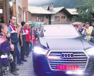 Valiye alkışlı protesto