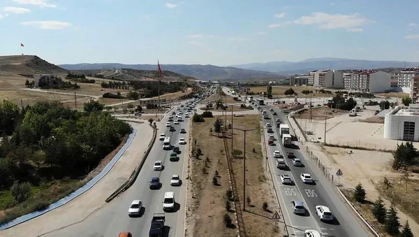 Otogarlar doldu, havalimanları taştı: Tatilde 22 km'lik araç kuyruğu herkesi ortalığı karıştırdı-6