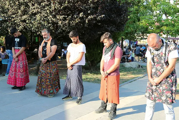 Yer: Tunceli... Kadına yönelik şiddeti etek giyerek protesto ettiler-1