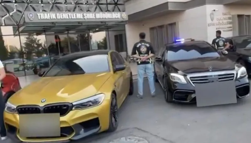 Trafikte terör estiren çakarlı konvoya gereken yapıldı (Fotoğraf: Takvim.com.tr / Ekran görüntüsü)