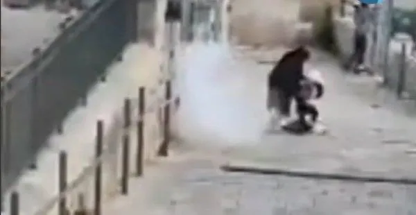 kuduste-vahset-3-israil-polisi-filistinli-bir-kiza-vahsice-saldirdi-1646158403858.jpeg Kudüs'te vahşet! 3 İsrail polisi Filistinli bir kıza vahşice saldırdı-2