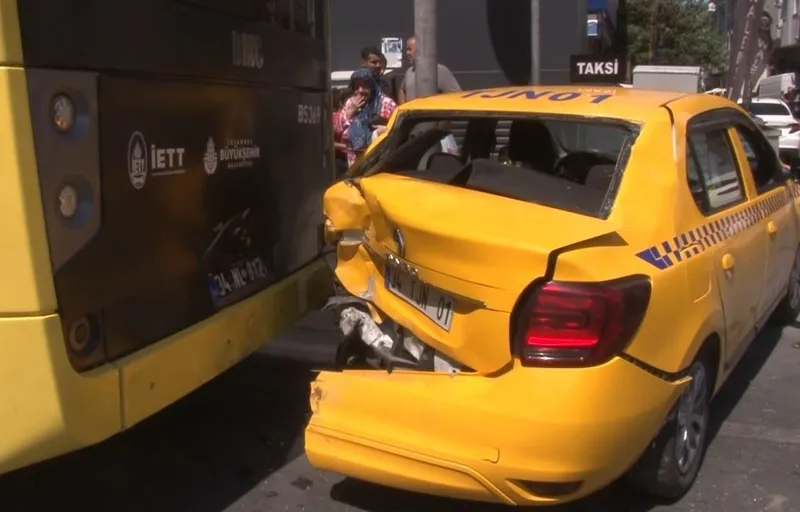 Avcılar'da zincirleme kaza! İETT otobüsü ve 3 araç birbirine girdi-3