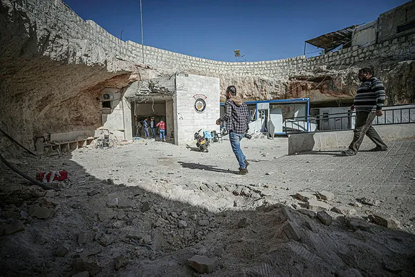 esed-rejiminin-halepte-hastaneyi-vurmasi-binlerce-suriyeli-sivili-magdur-etti-jenerator-odasi-acil-bolumu-dogumhane-ve-bircok-klinik-kullanilamaz-hale-1616441280463.jpg Esed'in Halep'te hastaneyi vurması binlerce Suriyeli sivili mağdur etti: Jeneratör odası, acil bölümü, doğumhane...-6