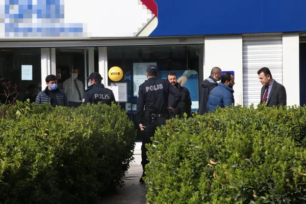 diyarbakirda-bankaya-silahli-soygun-girisimi-polise-teslim-oldu-1614586453766.jpg Diyarbakır'da bankaya silahlı soygun girişimi! Polise teslim oldu-3