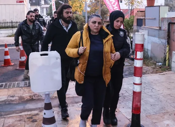 ehliyet-ve-src-sinavlarinda-sahtecilik-yapan-ceteye-es-zamanli-operasyon-138-kisi-gozalti-listesinde-1667281120209.jpg Ehliyet ve SRC sınavlarında sahtecilik yapan çeteye eş zamanlı operasyon: 138 kişi gözaltı listesinde-5