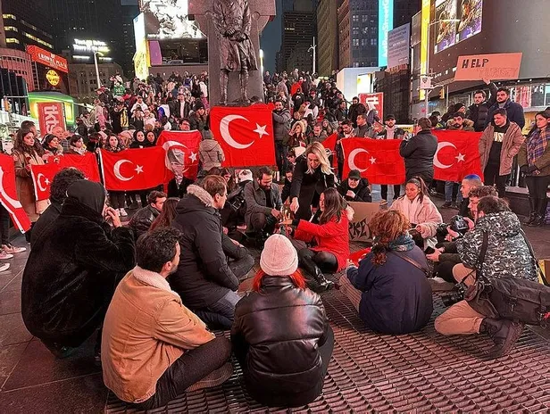 Times Meydanı'ndaki ilan panolarında "asrın felaketi" paylaşımı: "Kahramanlar doğar"-6