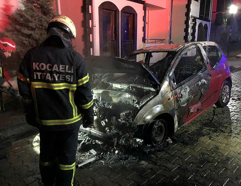 Park halindeki araç küle döndü!